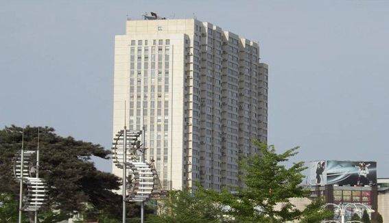 国旗飘杨迎国庆，彩灯闪耀网红街